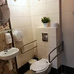 Gościnne Z łazienkami Przy Wrocławiu, Darmowy Parking Hostel Długotęka