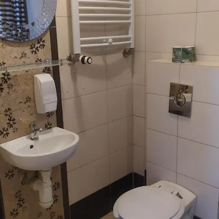 Goscinne Z Lazienkami Przy Wroclawiu, Darmowy Parking Długotęka