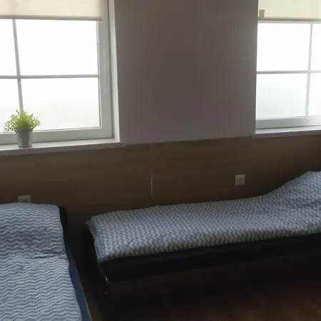 Goscinne Z Lazienkami Przy Wroclawiu, Darmowy Parking Hostel