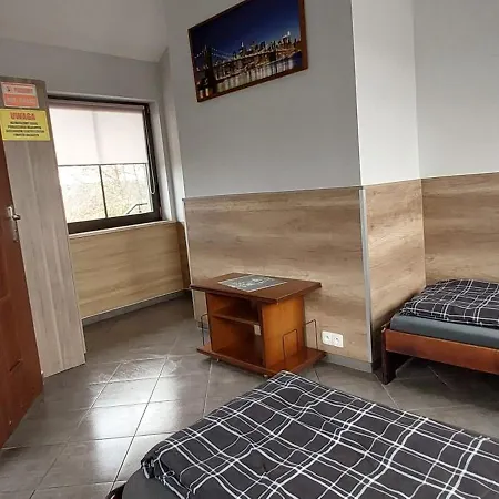 Goscinne Z Lazienkami Przy Wroclawiu, Darmowy Parking Hostel