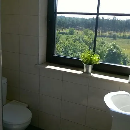 Goscinne Z Lazienkami Przy Wroclawiu, Darmowy Parking Hostel Długotęka