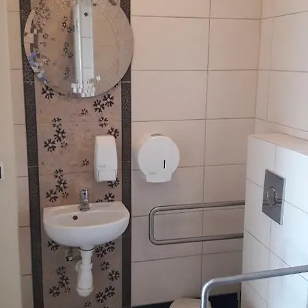 Goscinne Z Lazienkami Przy Wroclawiu, Darmowy Parking Długotęka