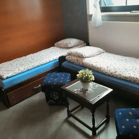 Goscinne Z Lazienkami Przy Wroclawiu, Darmowy Parking Hostel