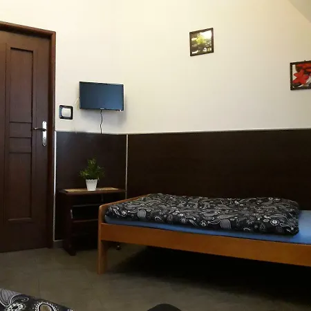 Goscinne Z Lazienkami Przy Wroclawiu, Darmowy Parking Hostel Długotęka