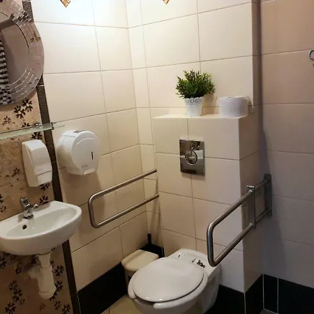 Goscinne Z Lazienkami Przy Wroclawiu, Darmowy Parking Hostel Dlugoleka (Lower Silesia)