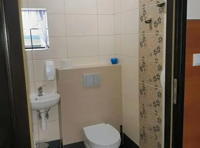 Gościnne Z łazienkami Przy Wrocławiu, Darmowy Parking Hostel *