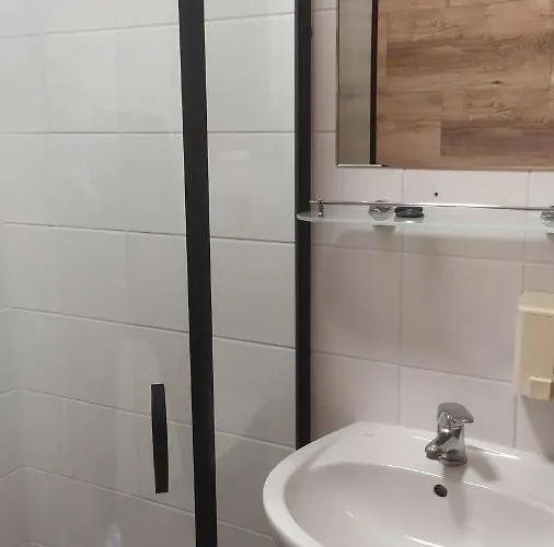 Gościnne Z łazienkami Przy Wrocławiu, Darmowy Parking Hostel