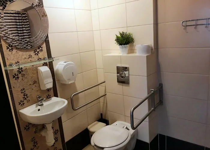 Gościnne Z łazienkami Przy Wrocławiu, Darmowy Parking Hostel Długotęka